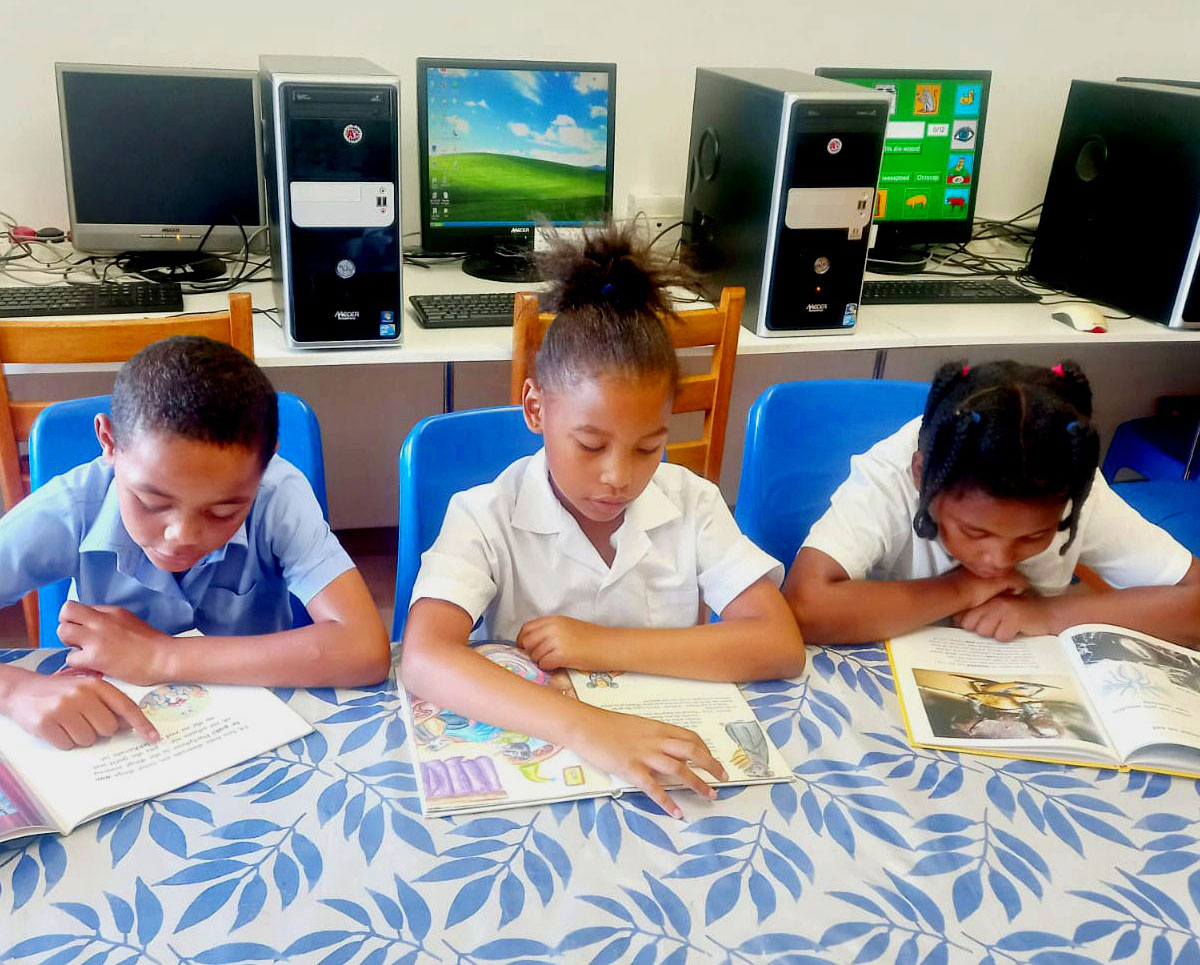 Benard School kids reading